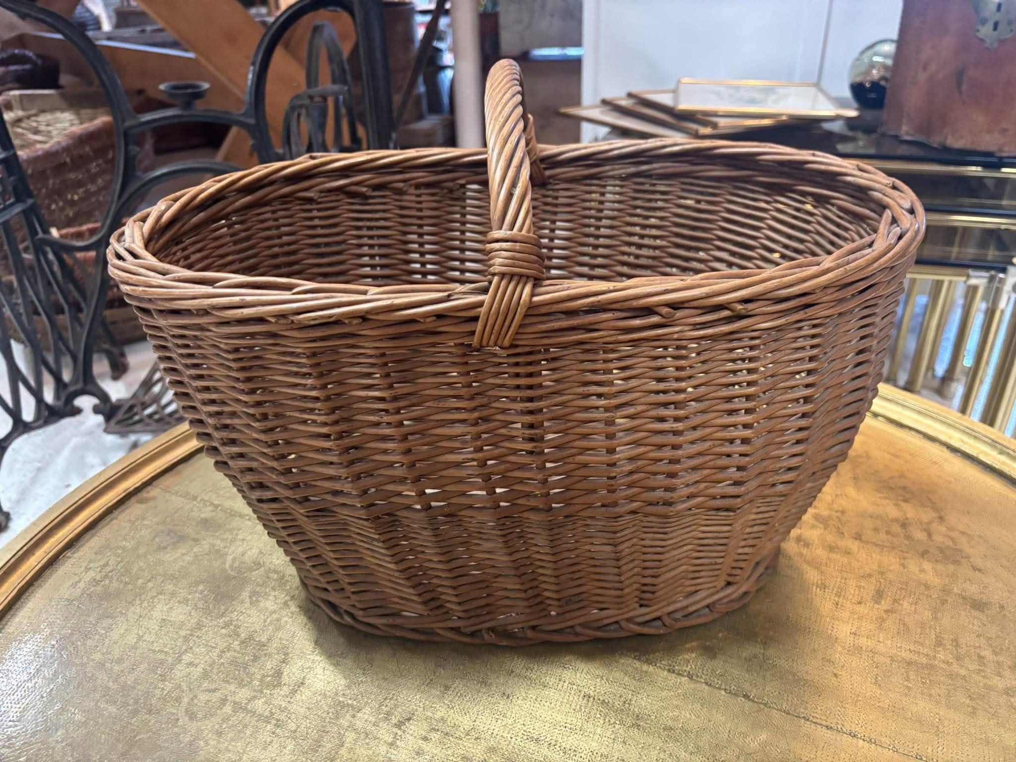 Oval flettekurv med buet håndtag