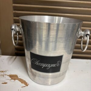 Champagnekøler i børstet metal med sort etiket og ringgreb